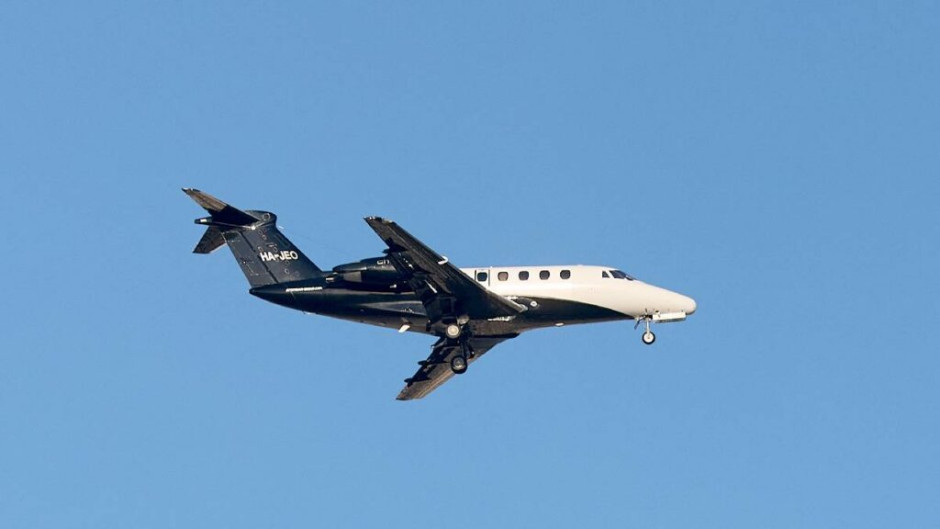 Buscan en Indonesia avión con 10 personas a bordo tras perder contacto en Sulawesi del Sur