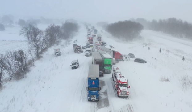 Más de 100 vehículos colisionan en autopista de Michigan por intensa tormenta invernal