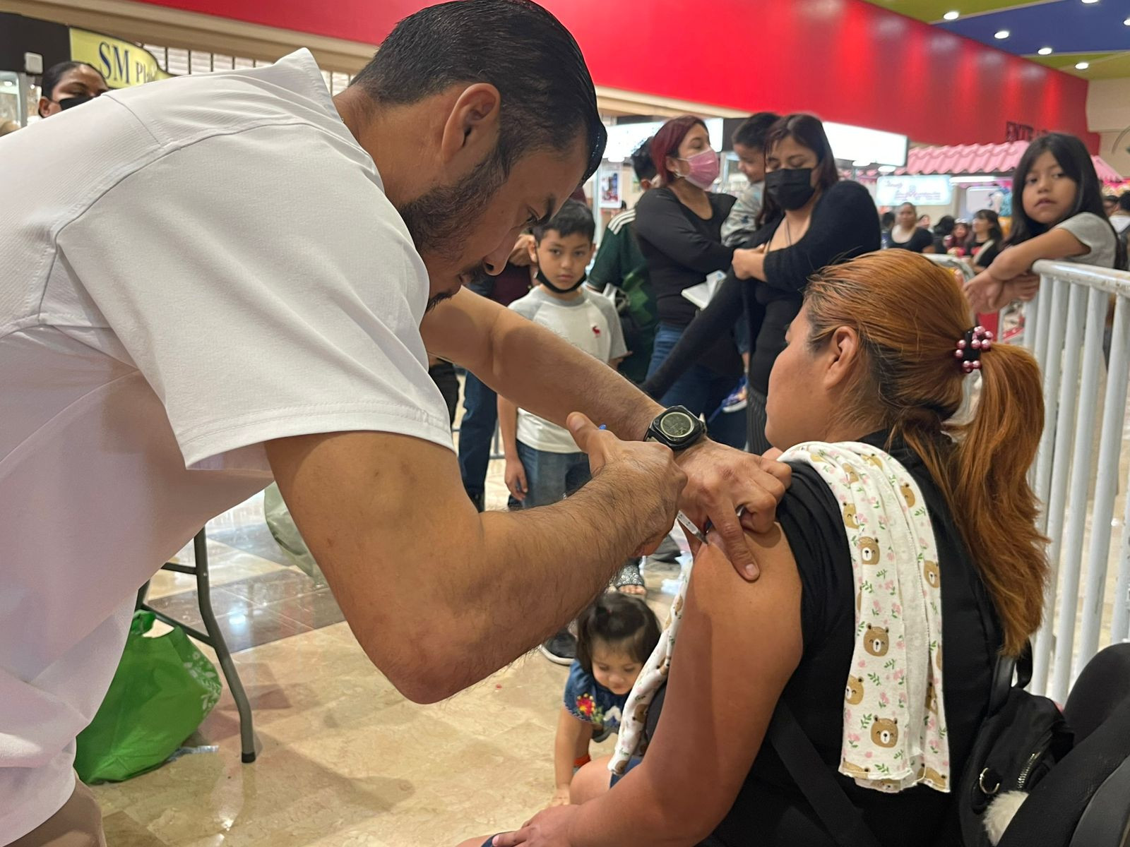 Acuden ciudadanos a vacunarse tras caso sospechoso de sarampión