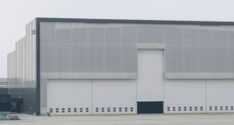 ICE adquiere antiguo almacén en Nueva York para convertirlo en centro de detención; autoridades locales expresan rechazo