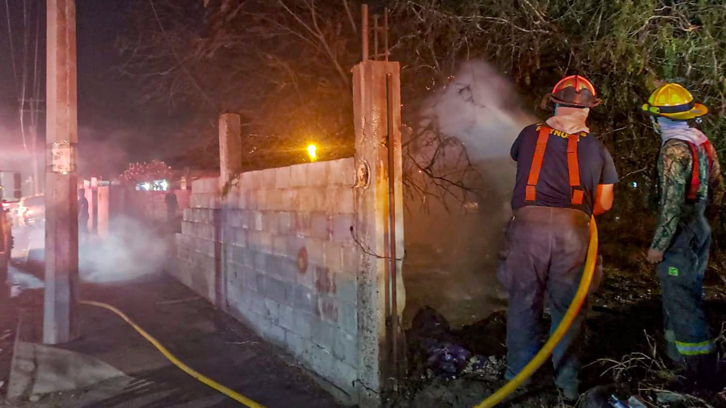 Bomberos controlan incendio en predio baldío del Fraccionamiento Reynosa