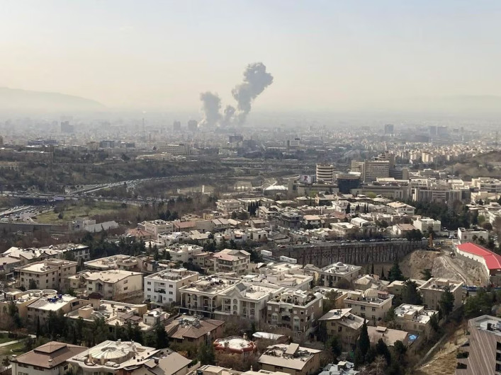 Israel bombardea el centro de Teherán con apoyo de EU y eleva el riesgo de guerra regional