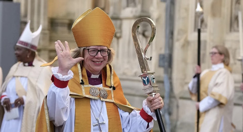Sarah Mullally hace historia como primera mujer primada de la Iglesia anglicana