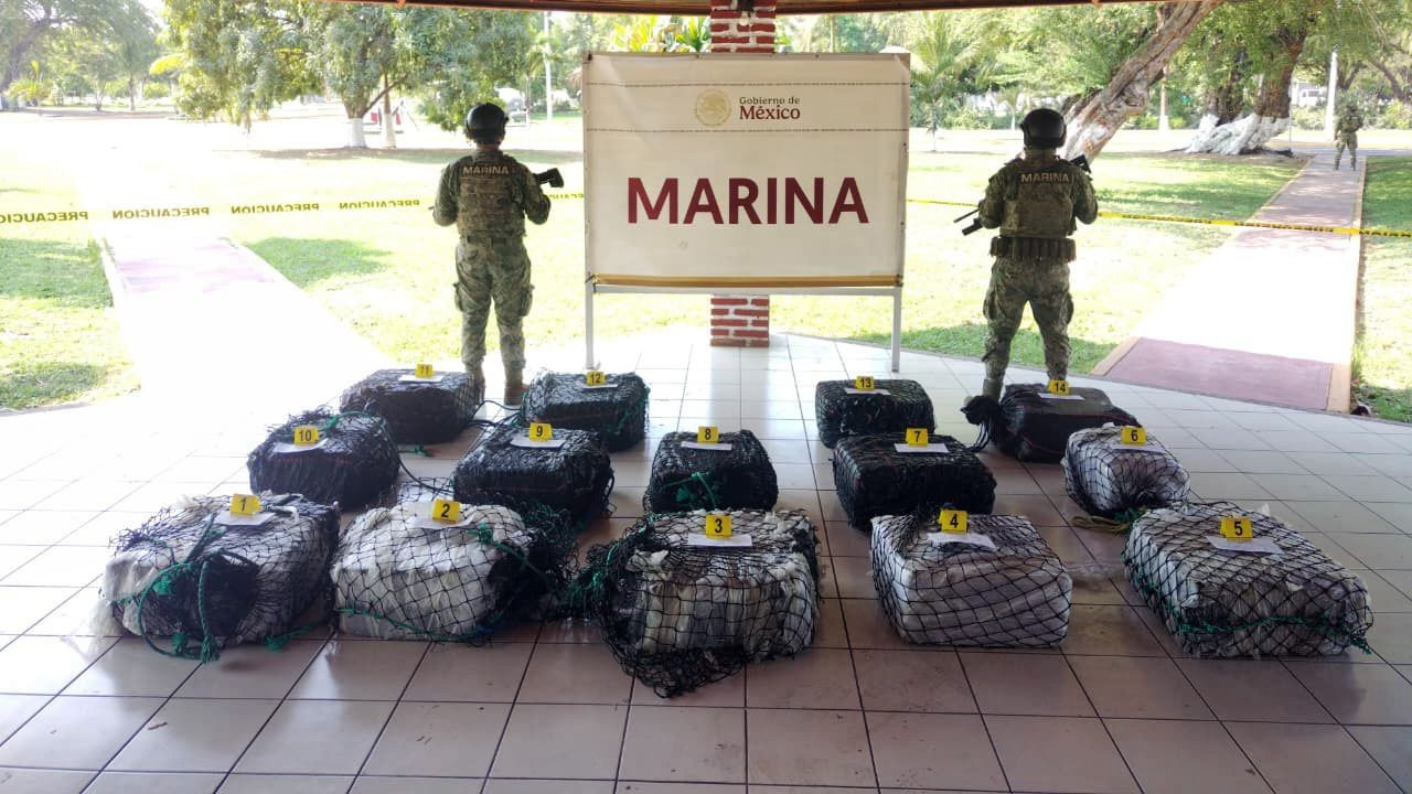 Marina asegura embarcación con 650 kilos cocaína en costas de Michoacán