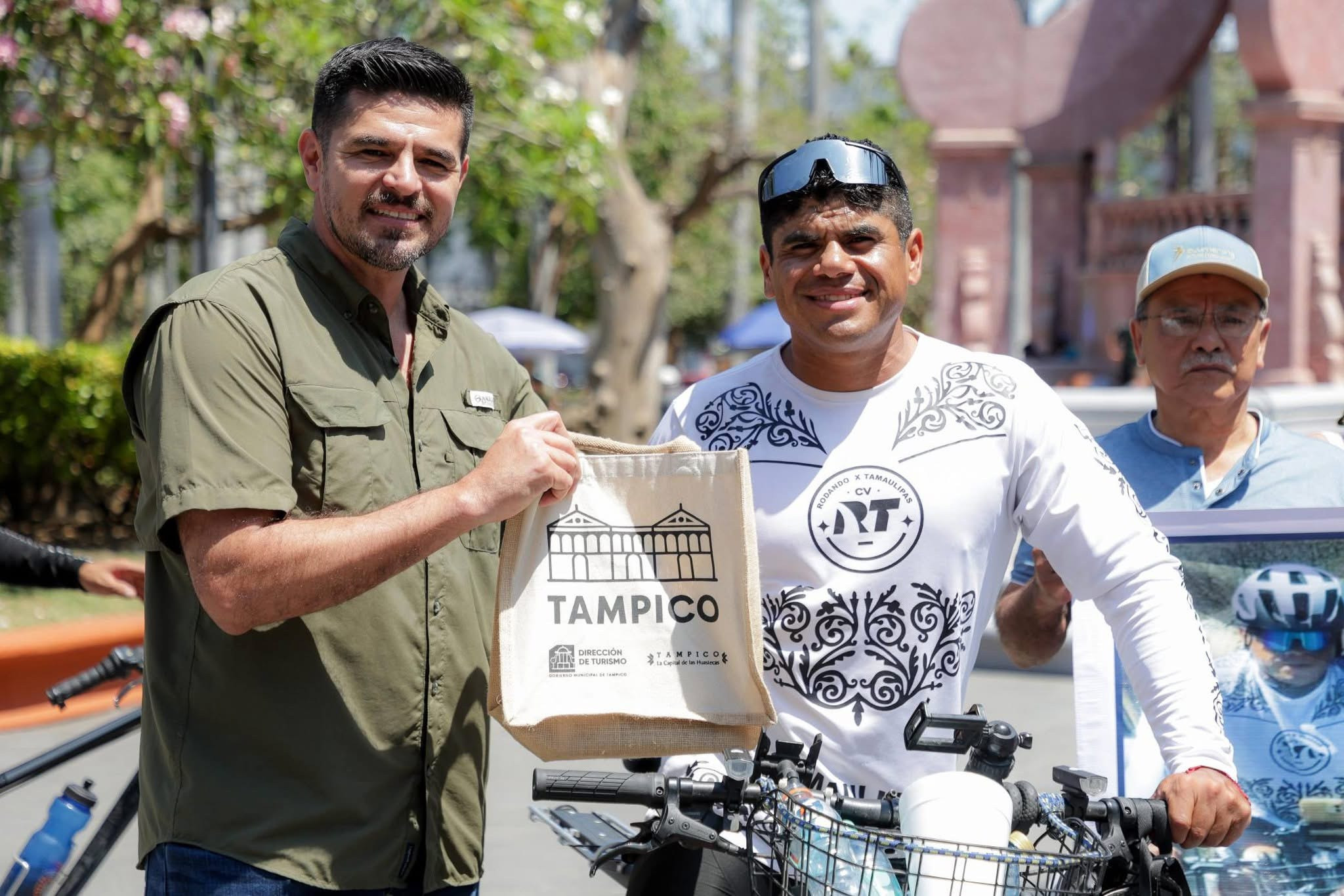 Ciclista de Tamaulipas recorre el estado por el deporte y la solidaridad