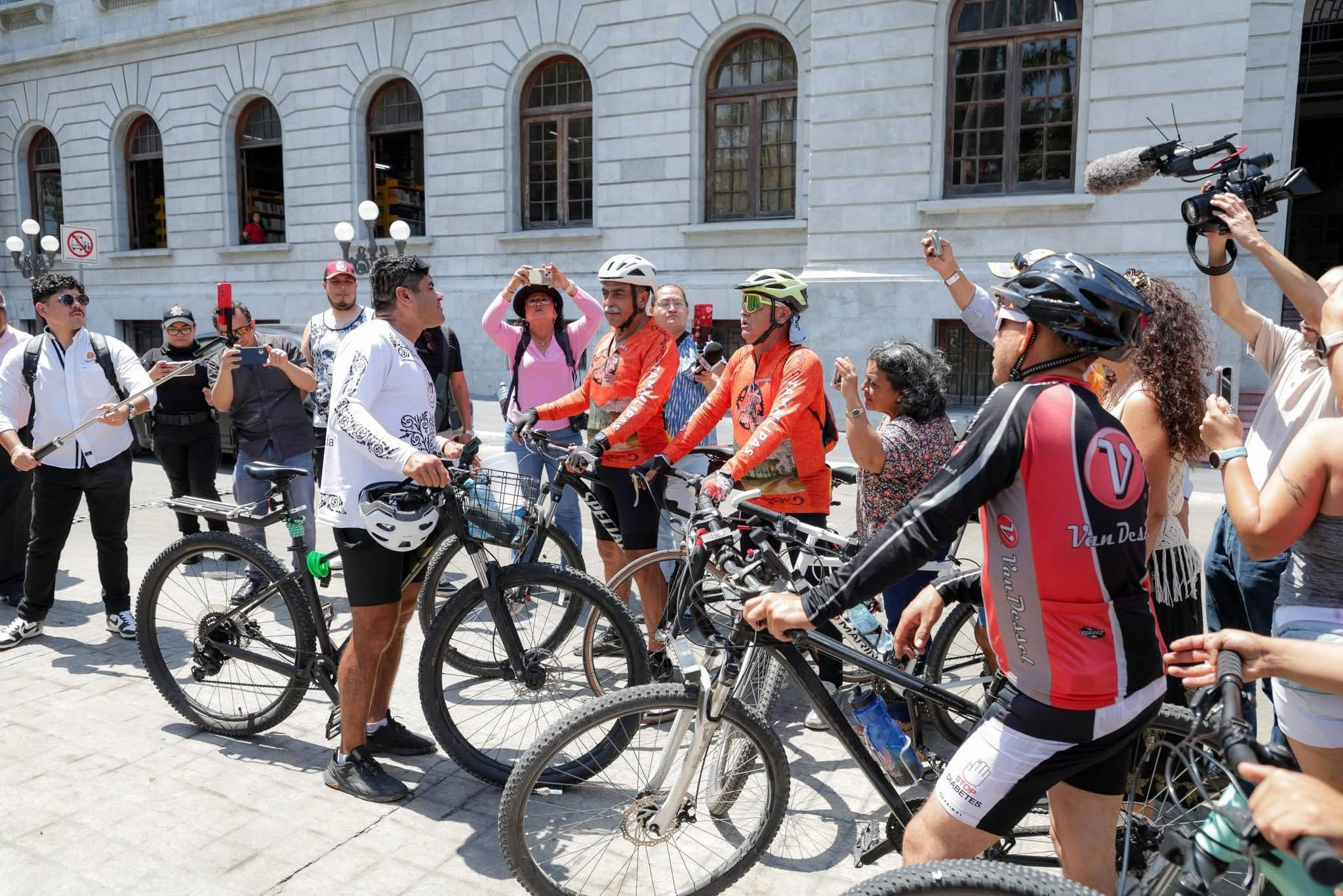 Ciclista de Tamaulipas recorre el estado por el deporte y la solidaridad