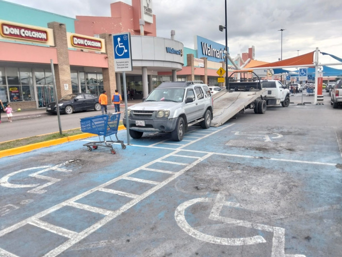 Dirección de tránsito y vialidad exhorta a respetar espacios para personas con discapacidad