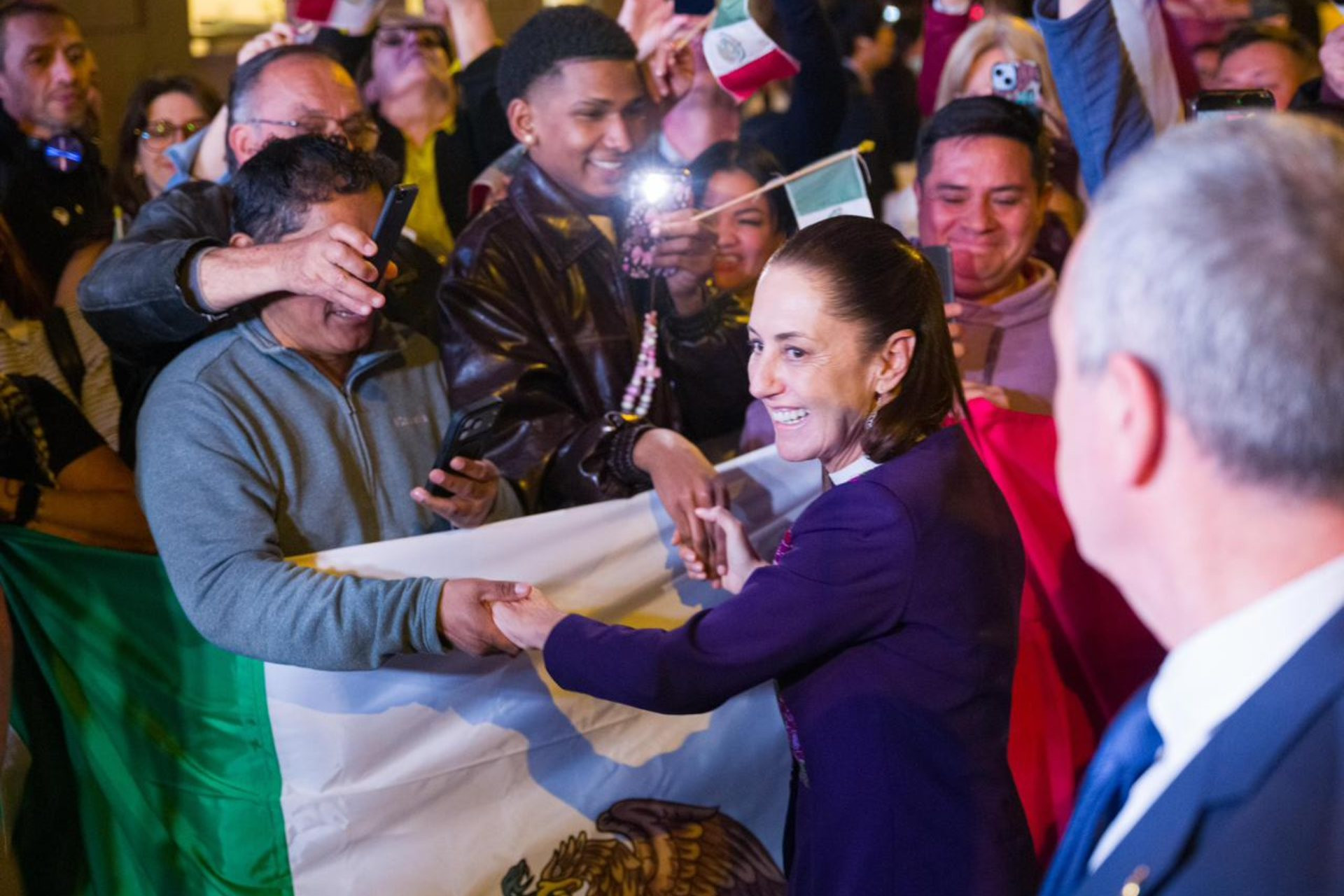 Sheinbaum llega a España y es recibida con música por mexicanos en Barcelona