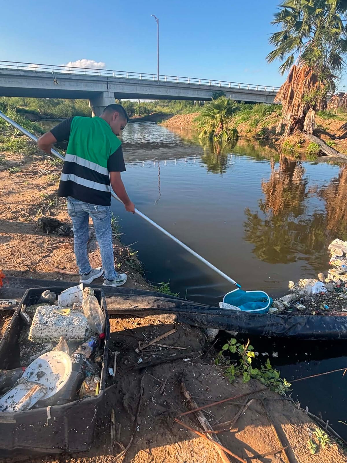 Jóvenes ambientalistas limpian el arroyo El Coyote; han retirado más de 300 kilos de basura en mayo