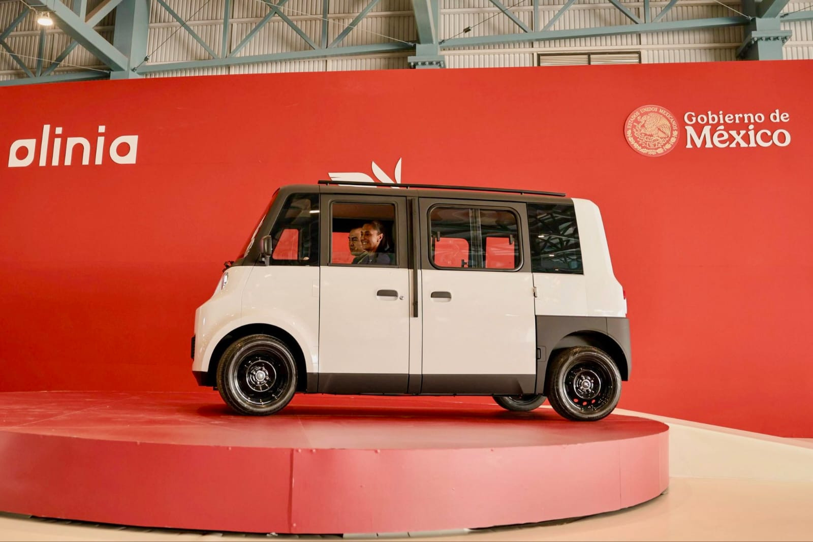 Sheinbaum presenta Olinia, el primer auto eléctrico mexicano
