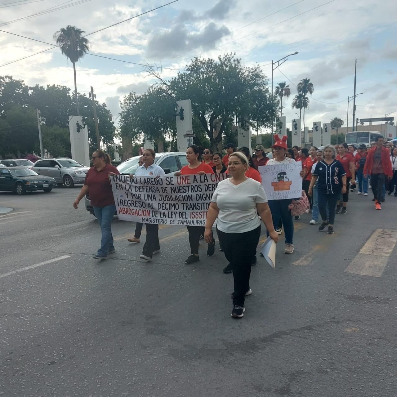Maestros de Nuevo Laredo se movilizan en apoyo a contingente nacional, contra la Ley del ISSSTE