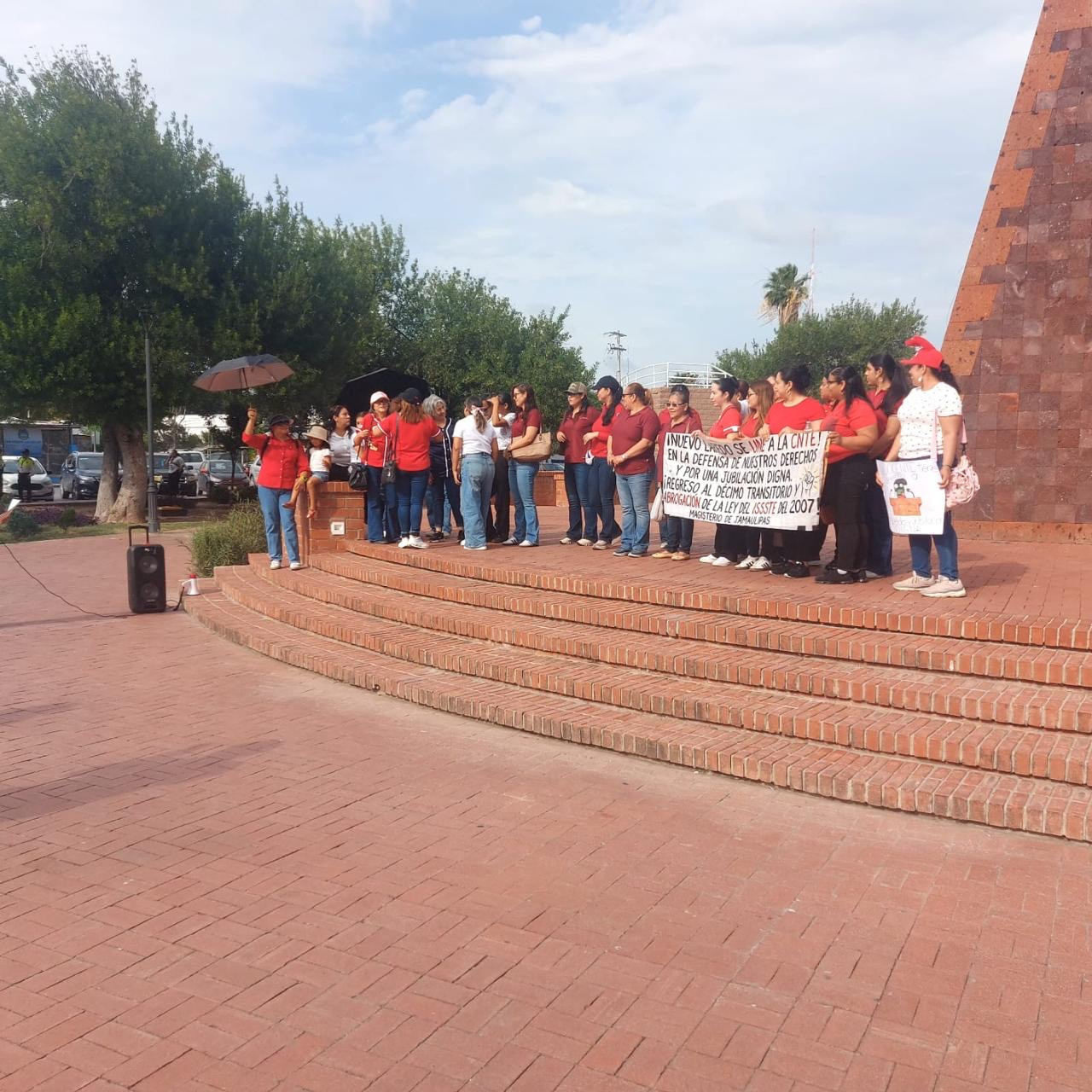 Maestros de Nuevo Laredo se movilizan en apoyo a contingente nacional, contra la Ley del ISSSTE