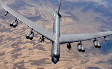 Se estrella bombardero B-52 de la Fuerza Aérea de EU tras despegar en California
