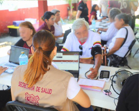 Brinda SEBIEN y Salud atención en Comedores de Bienestar