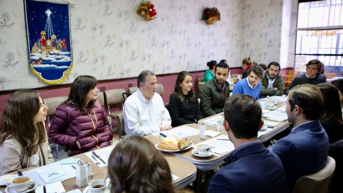 Jóvenes queretanos reciben a Meade