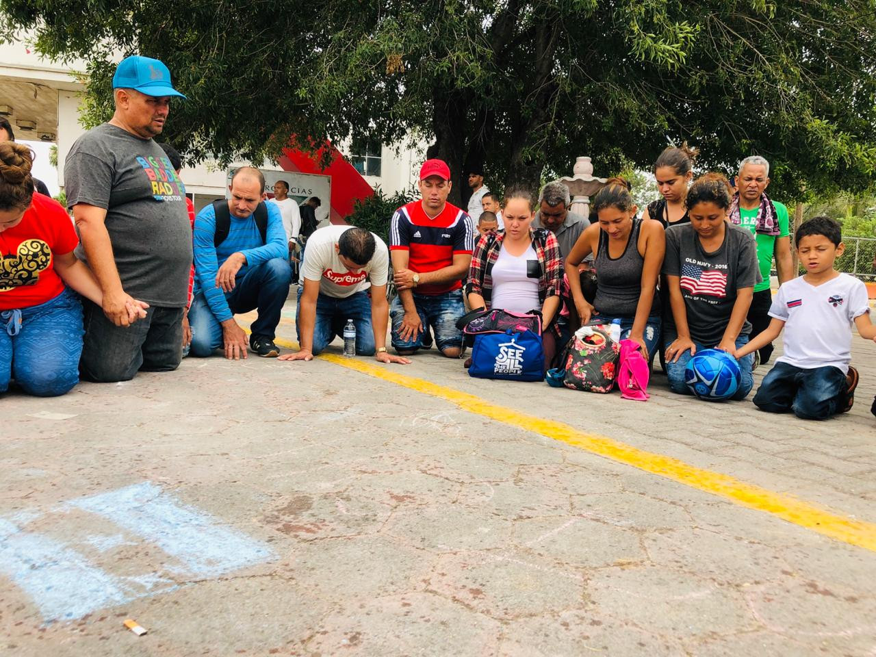 Claman migrantes pidiendo ayuda divina para llegar a EU 