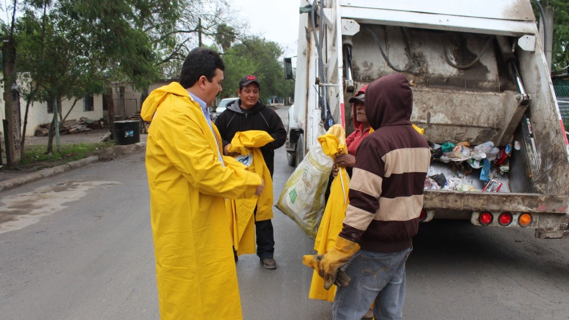Entrega Alcalde impermeables a empleados de servicios públicos primarios 