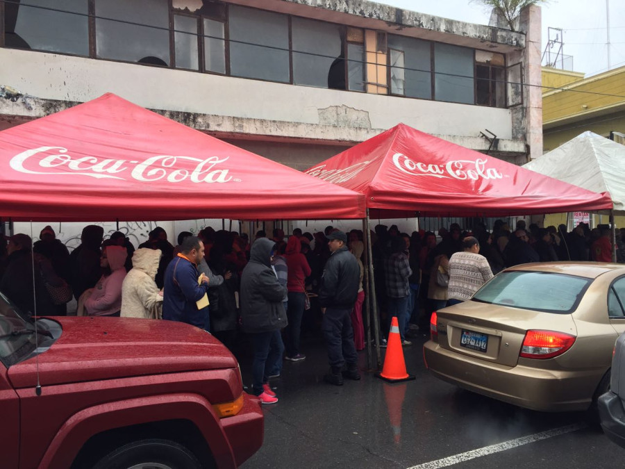 Bajo el hielo hacen largas filas en la fiscal
