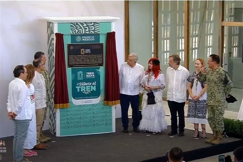 AMLO devela placa del Tren Maya para iniciar servicio del transporte