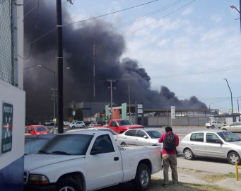 Se incendia basurero clandestino de llantas qué genera alarma entre la población.