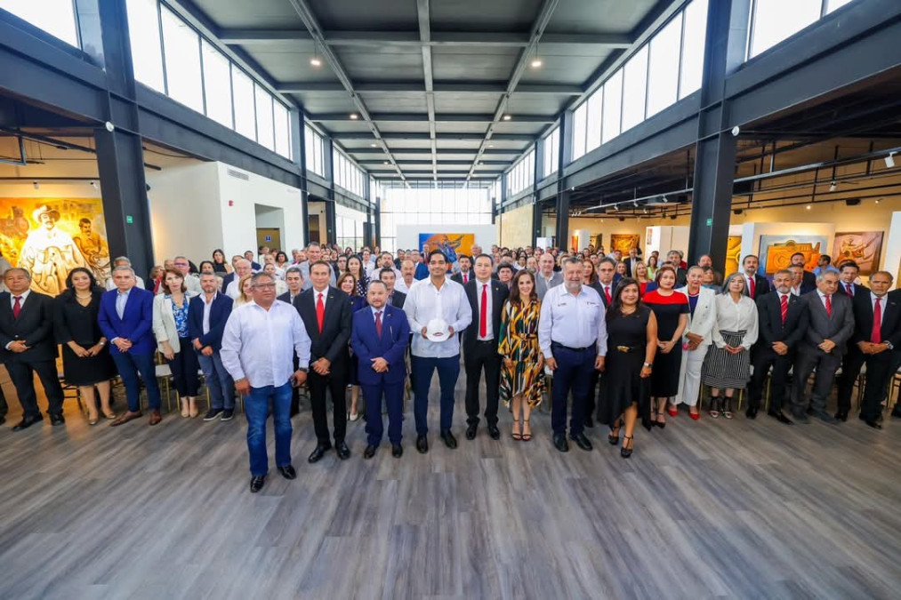 Asistió Alcalde Carlos Peña Ortiz como invitado especial a toma de protesta de CMIC