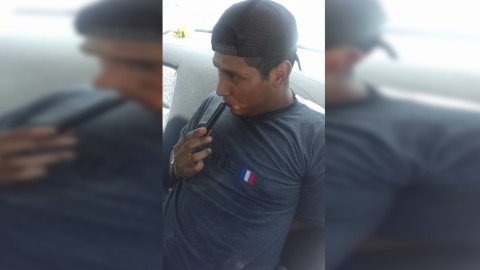 Tránsito la hace de policía y captura a ladrón 