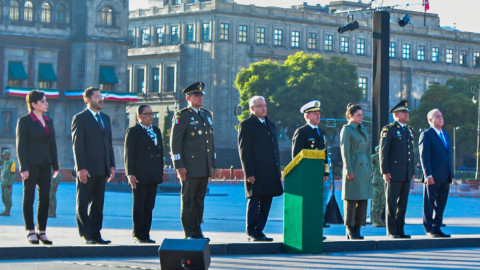 AMLO iza Bandera en Zócalo de CDMX por víctimas de los sismos de 1985 y 2017