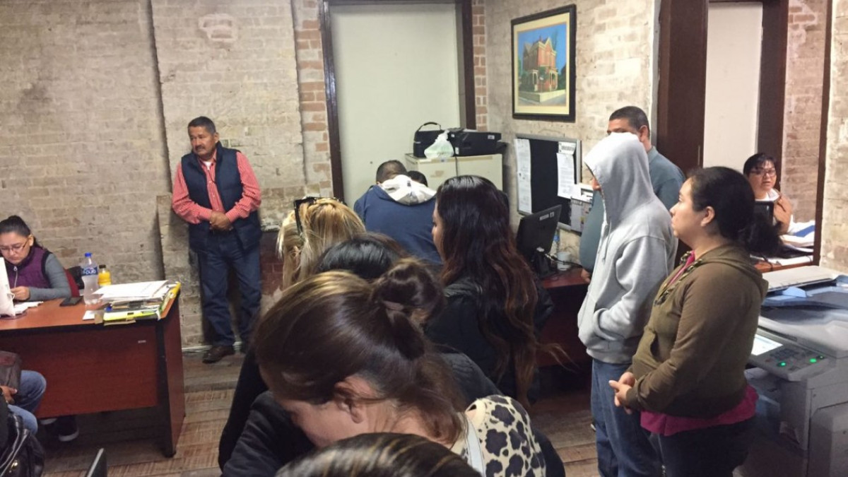 Madres de familia solicitan constancias de estudio