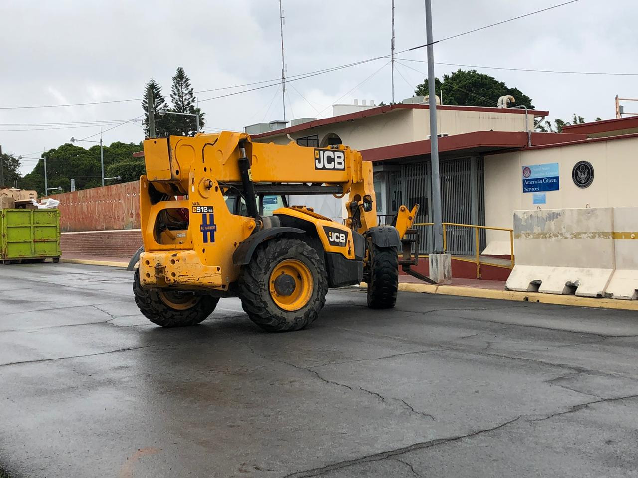 Retiran barricadas de la calle Primera y Azucenas
