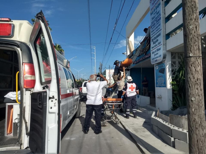 Cae pared de concreto y lesiona a un albañil