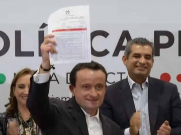 Mikel Arriola entrega solicitud de precandidatura a la CDMX