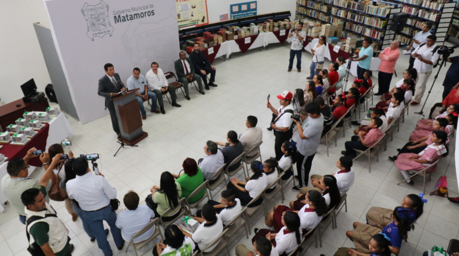 Fortalece alcalde bibliotecas escolares
