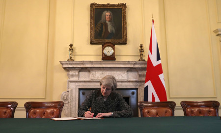 Ministra britanica firma carta oficial para salida de RU