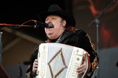 Ramón Ayala regala en el Valle de Texas y Reynosa cajas autografiadas con boletos para su concierto