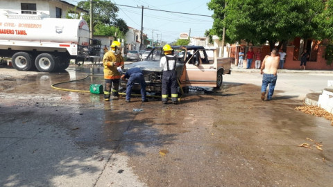 Se incendia camioneta por corto circuito