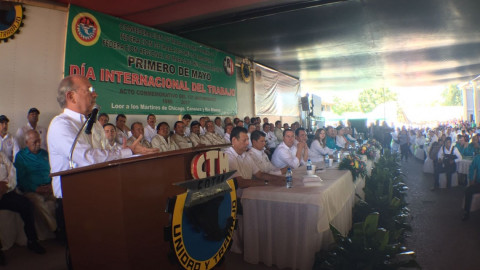 Obreros celebran el Día del Trabajo con parada Cívica