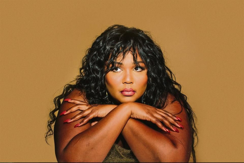 Lizzo envía mensaje sobre críticas acerca su peso 