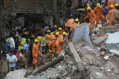 Derrumbe de edificio en India deja 6 muertos y 9 heridos