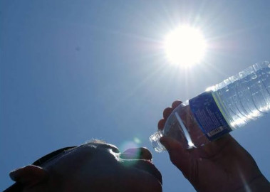 Cruz Roja recomienda tomar agua y suero ante la ola de calor