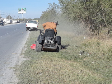 Limpian cuadrillas municipales acotamientos de carretera Ribereña