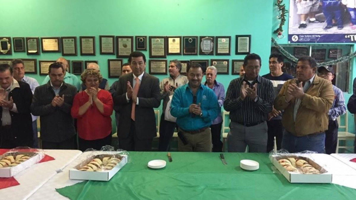 Alcalde parte la rosca de reyes con los obreros de Matamoros 