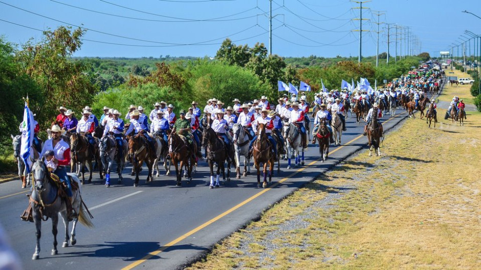 Celebra aniversario Nuevo Laredo con la tradicional cabalgata