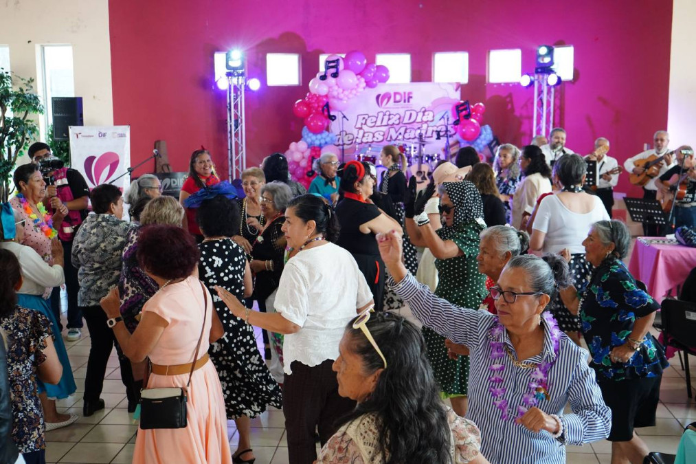 Celebran con alegría el Día de las Madres en la Casa Club del Adulto Mayor 