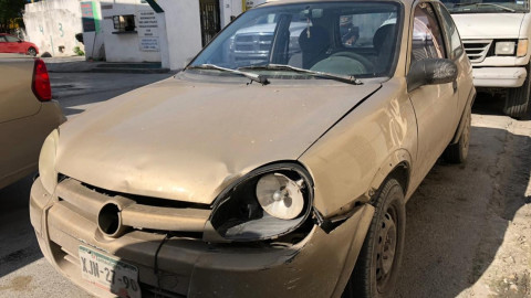 Autos abandonados en banquetas serán remitidos al corralón 