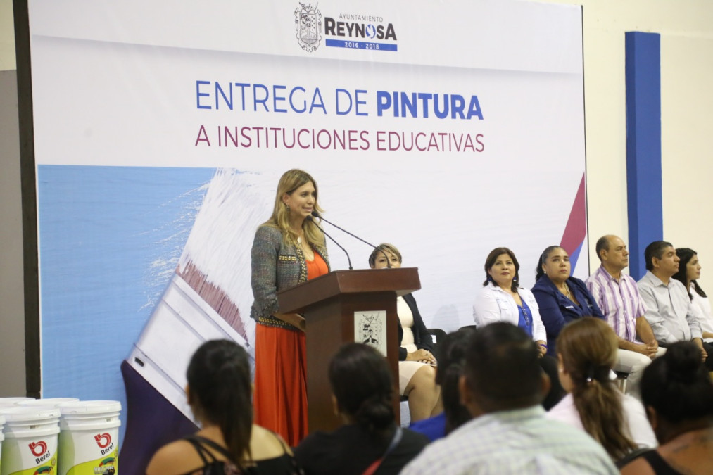 Beneficia alcaldesa con pintura a 76 escuelas 