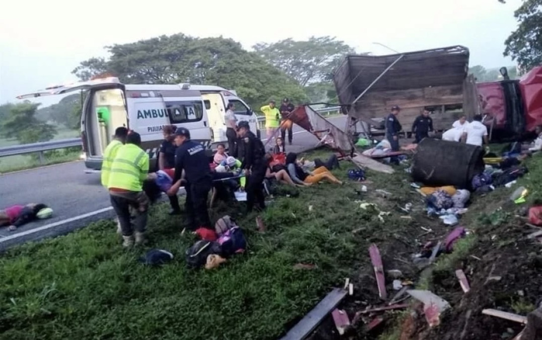 Mueren 10 migrantes en accidente carretero en Chiapas