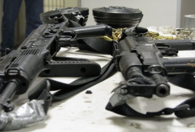 Procesan a ex policías por portación de armas