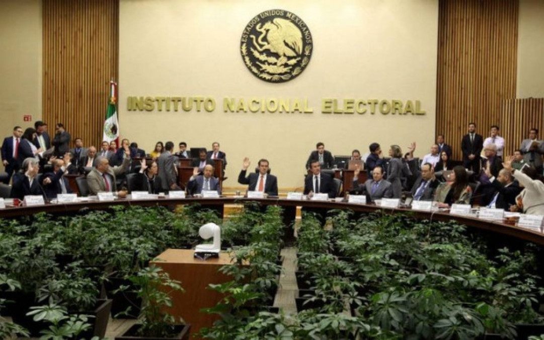 Partidos reciben multa de 36.9 mdp por usar tarjetas bancarias en 2012 