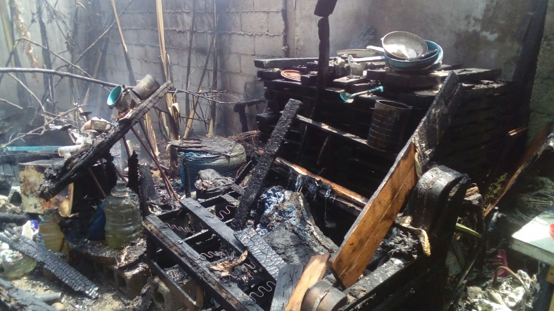 Tras olvidar frijoles en la lumbre, humilde vivienda se incendia.
