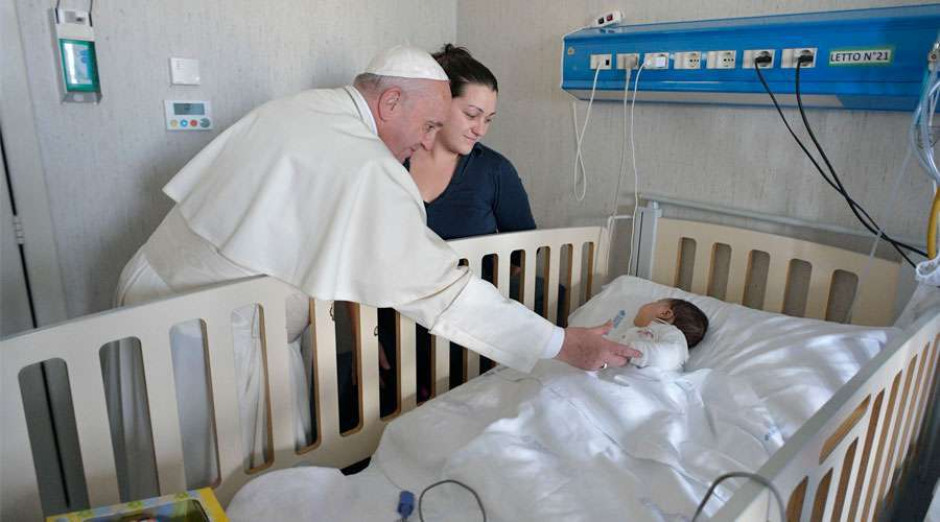 En víspera de Reyes Magos el Papa da sorpresa a niños enfermos 